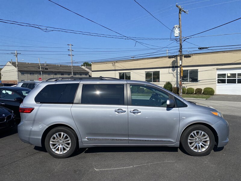 2017 Toyota Sienna XLE photo 3