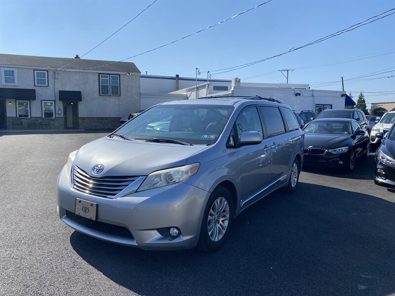 2017 Toyota Sienna XLE photo 4