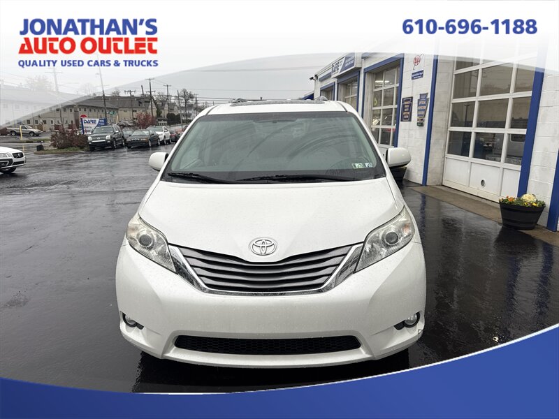 2015 Toyota Sienna XLE Premium photo 2