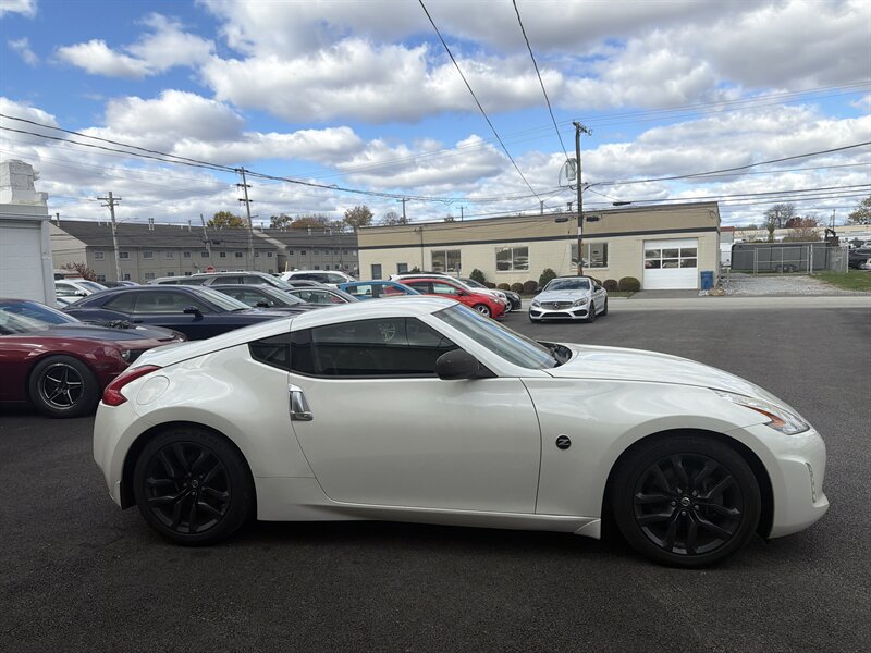 2017 Nissan 370Z Base photo 4