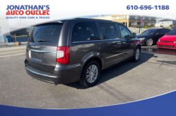 2015 Chrysler Town & Country Touring-L full