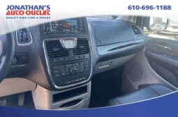 2015 Chrysler Town & Country Touring-L full