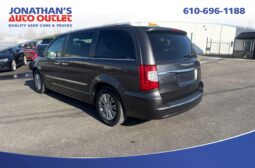 2015 Chrysler Town & Country Touring-L full